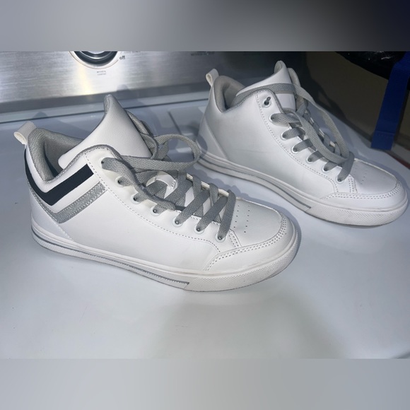 Shoes - White high top tennis shoes